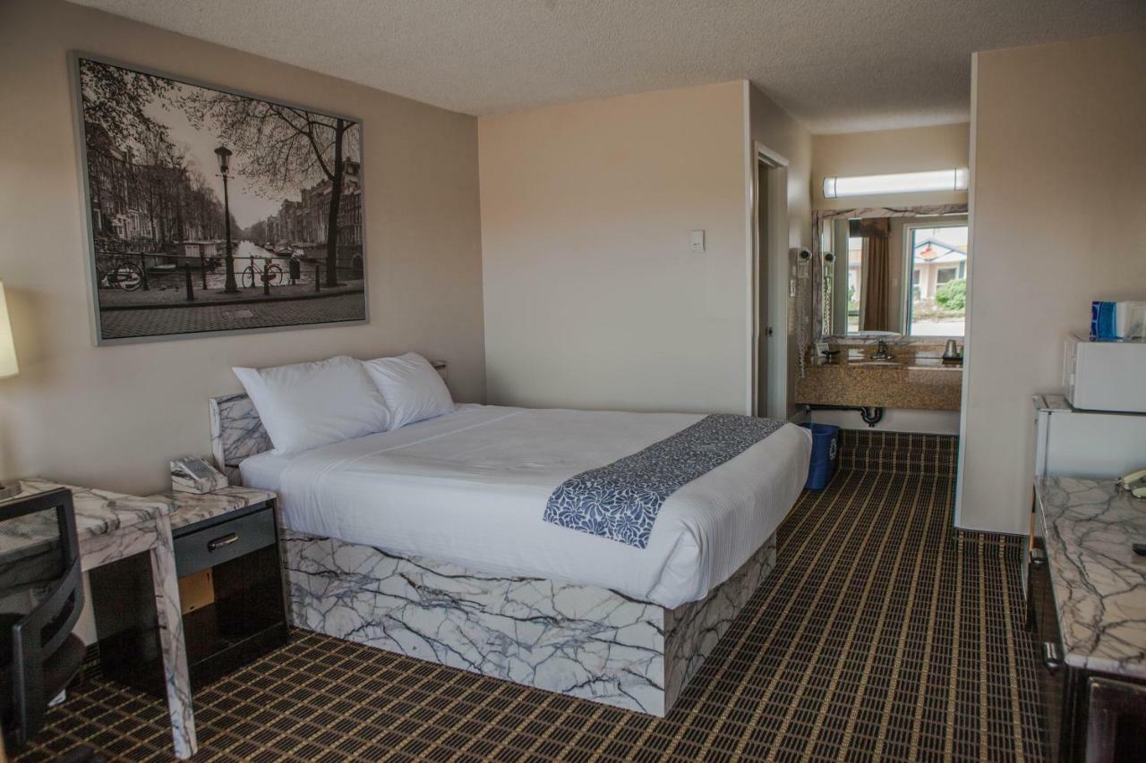 Canadian Motel North Battleford Esterno foto